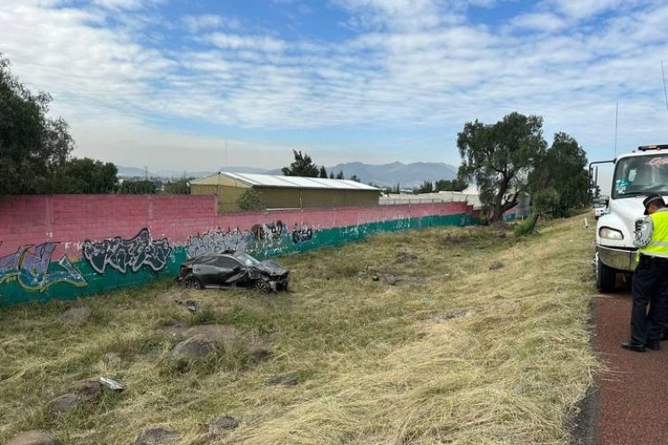 Carro vuelca en la autopista México-Pirámides; el conductor resultó lesionado