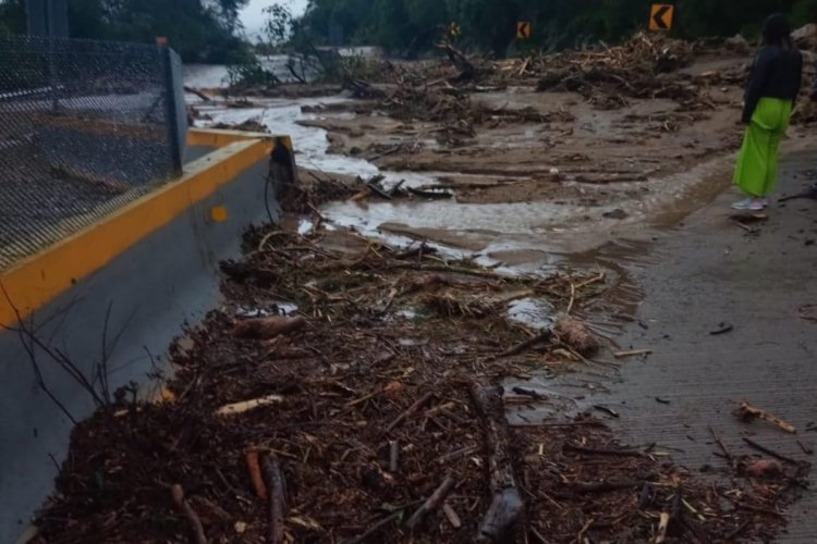 Severas afectaciones en la autopista del Sol por el paso del huracán Otis
