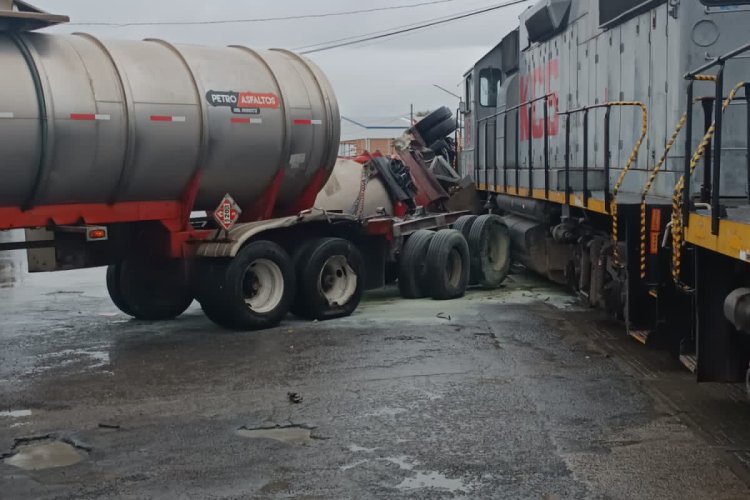 Tren choca contra pipa en Toluca en el Estado de México
