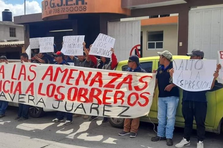 Protestan obreros de Mixquiahuala por despidos injustificados; denuncian amenazas.