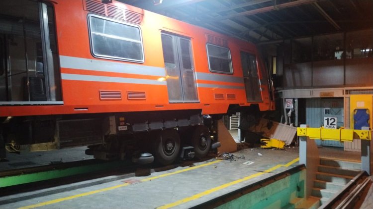 Tren del Metro de la CDMX choca en taller del Rosario
