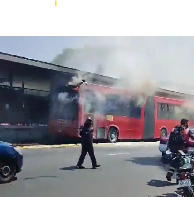 Incendio de una unidad del Metrobús en la estación UPIICSA