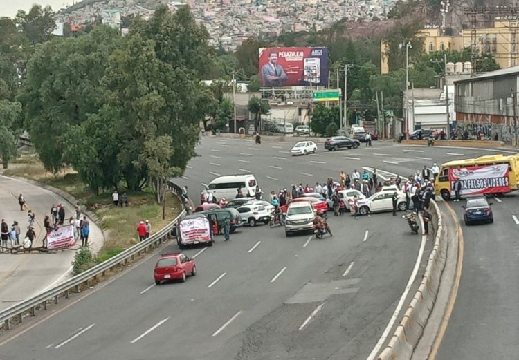 Transportistas bloquean importantes vialidades en el Edomex; piden detener extorsiones