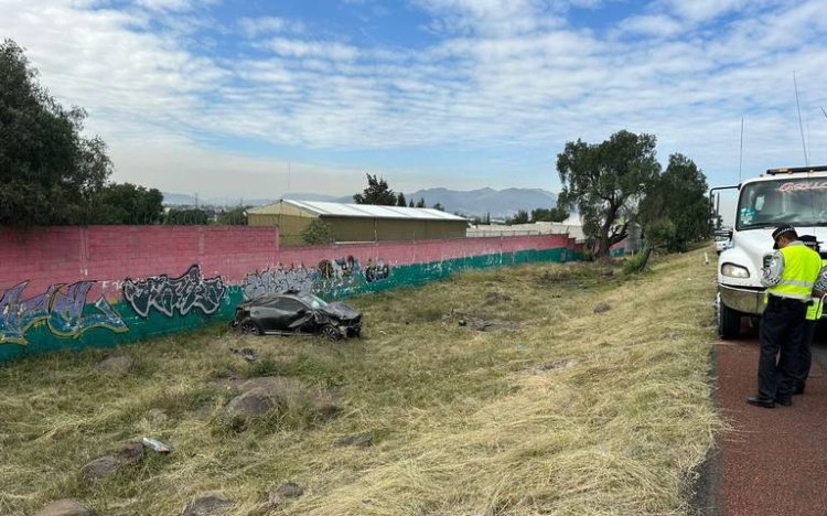 Carro vuelca en la autopista México-Pirámides; el conductor resultó lesionado
