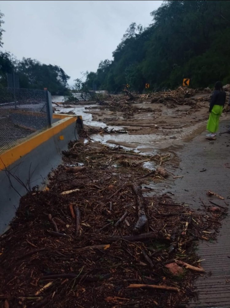 Severas afectaciones en la autopista del Sol por el paso del huracán Otis