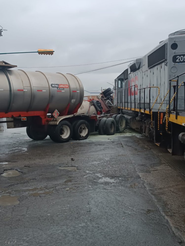 Tren choca contra pipa en Toluca en el Estado de México