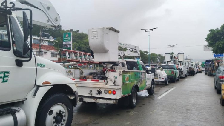 Más de mil elementos de la CFE fueron enviados para restablecer el servicio eléctrico tras huracán Otis en Guerrero