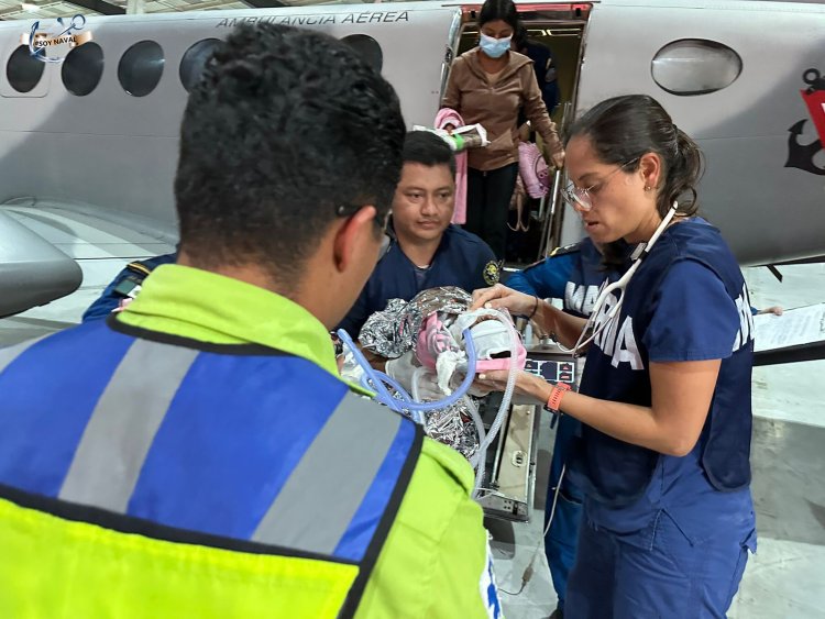 Semar trasladó en helicóptero a tres recién nacidos de Acapulco a CDMX