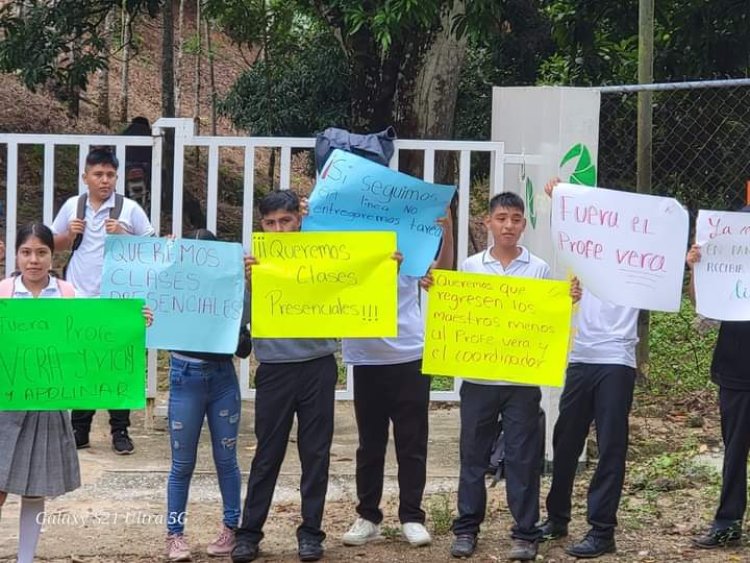 Se manifiestan alumnos ante cierre injustificado del Cecyte plantel 27 en Oaxaca