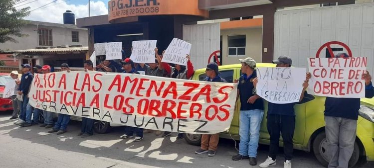 Protestan obreros de Mixquiahuala por despidos injustificados; denuncian amenazas.