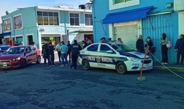 Policías desalojan por la fuerza a 80 ambulantes en Tlaxcala