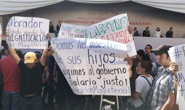 Durante desfile del 113 Aniversario de la Revolución Mexicana, se manifiestan maestros, exigen nivelación salarial