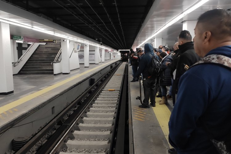 Usuarios reportan fallas en el tramo renovado de la Línea 1 del Metro CDMX
