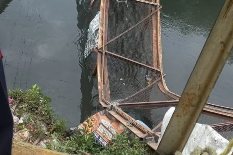 Cae puente peatonal en los límites de Nezahualcóyotl y Chimalhuacán
