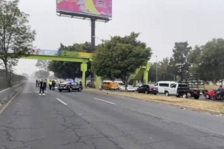 Adolescente pierde la vida al lanzarse desde puente peatonal en Nezahualcóyotl, Edomex