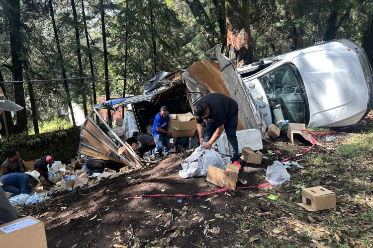 Se volcó camioneta con víveres destinados para Acapulco y se robaron las donaciones