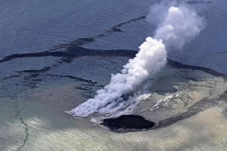 Tras la erupción de un volcán submarino nació una nueva isla en Japón