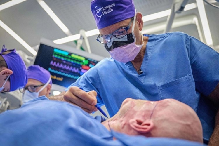 Cirujanos realizan primer trasplante de ojo completo en EU