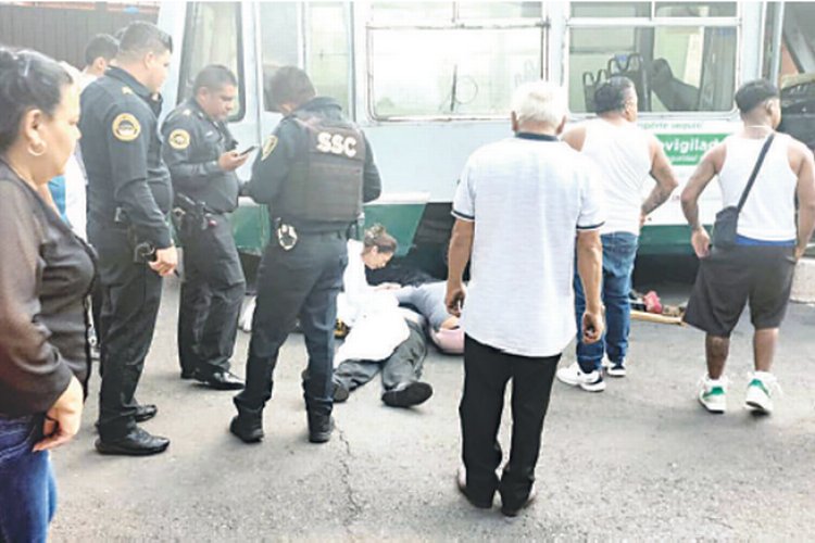 Mecánico muere aplastado por microbús que reparaba en Coyoacán, CDMX