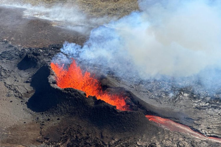 En medio de riesgo de erupción se formó grieta de 15 kilómetros en Islandia