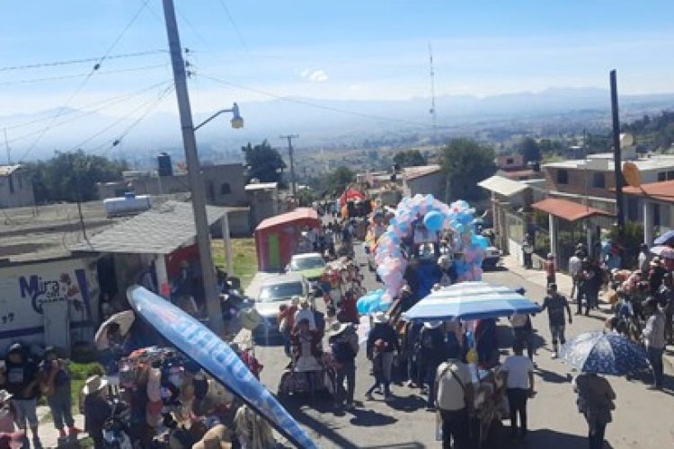 Durante fiesta patronal en Almoloya de Juárez, niña cae de un tractor y pierde la vida