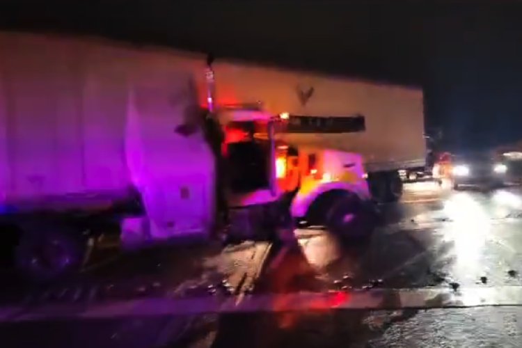 Tráiler choca en la México-Puebla ocasiona caos vial; presuntamente el conductor se habría quedado dormido