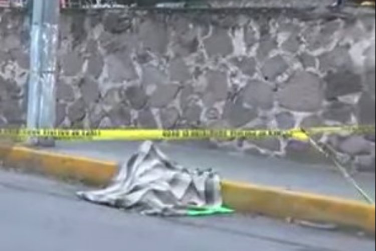 Dejan abandonado cadáver junto a un presunto narcomensaje en Tlalnepantla, Edomex