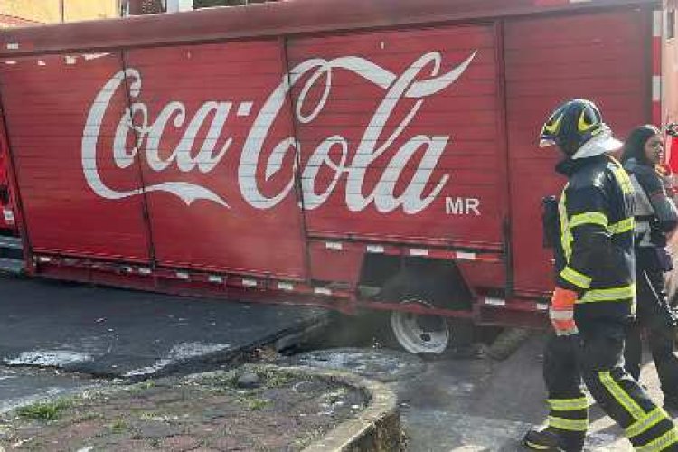 Camión de Coca Cola cae en socavón en la CDMX