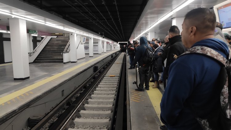Usuarios reportan fallas en el tramo renovado de la Línea 1 del Metro CDMX