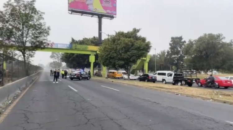 Adolescente pierde la vida al lanzarse desde puente peatonal en Nezahualcóyotl, Edomex