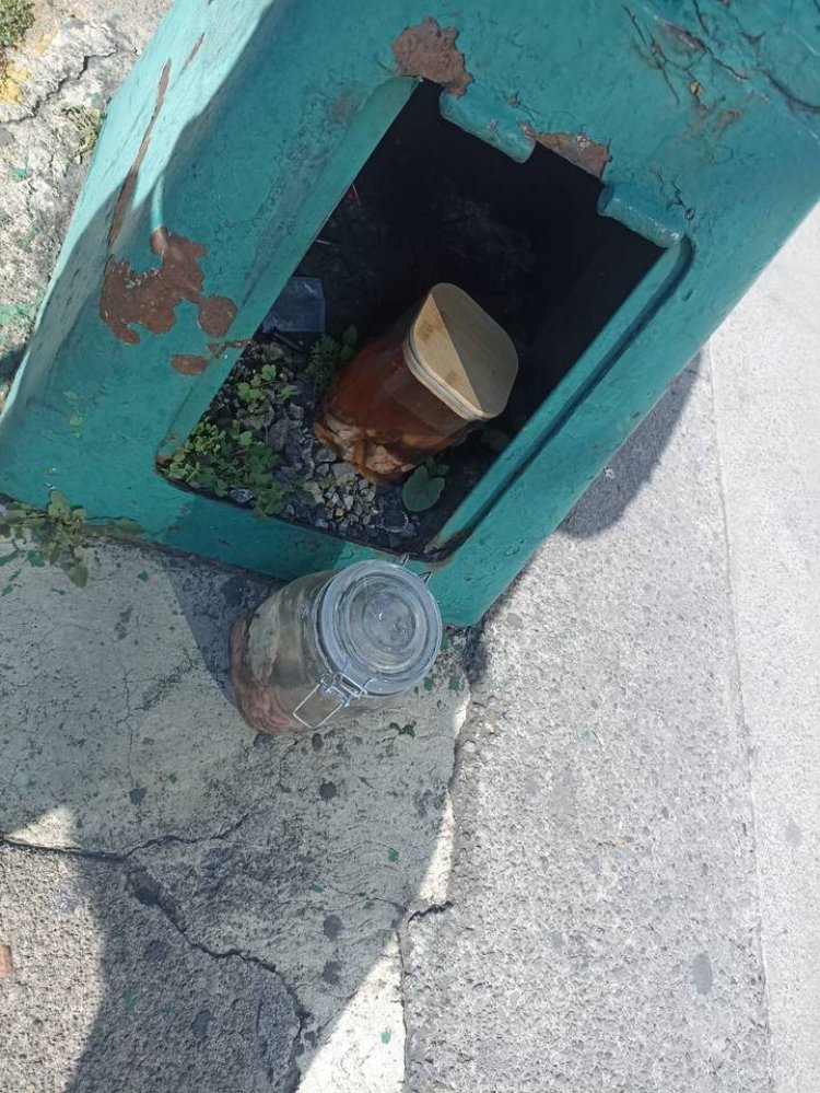 Dejan frascos con cerebros en calles de Toluca, Edomex