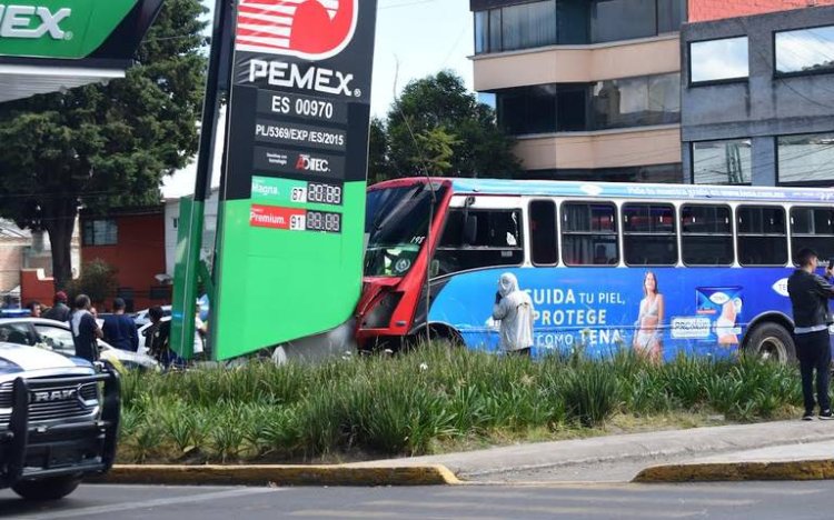 Transporte público provoca choque múltiple en calles de Toluca, Edomex