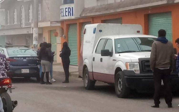 Motociclista muere al impactarse con negocio en Toluca, Edomex
