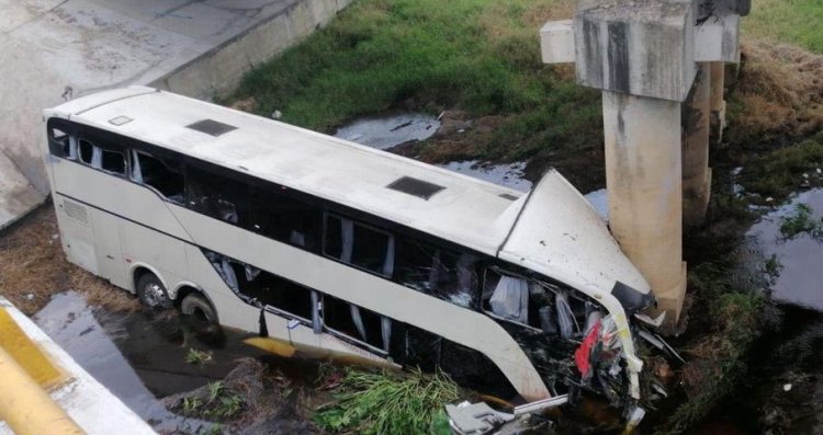 Murieron 12 personas tras caída de un autobús en Acayucan, Veracruz