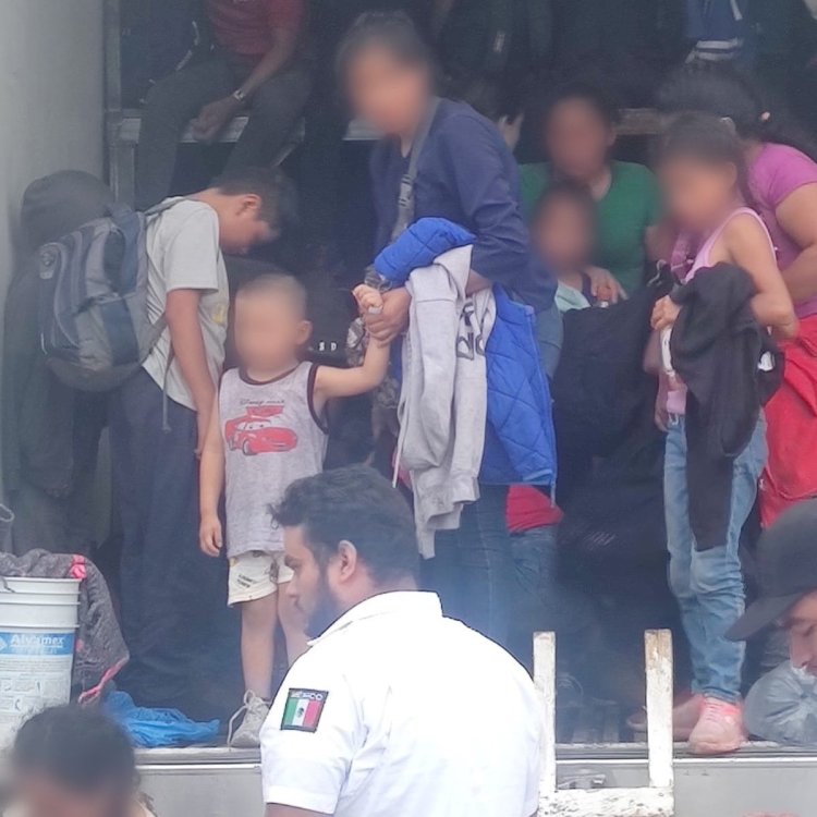 Encuentran a 215 migrantes que viajaban en un tráiler en Veracruz