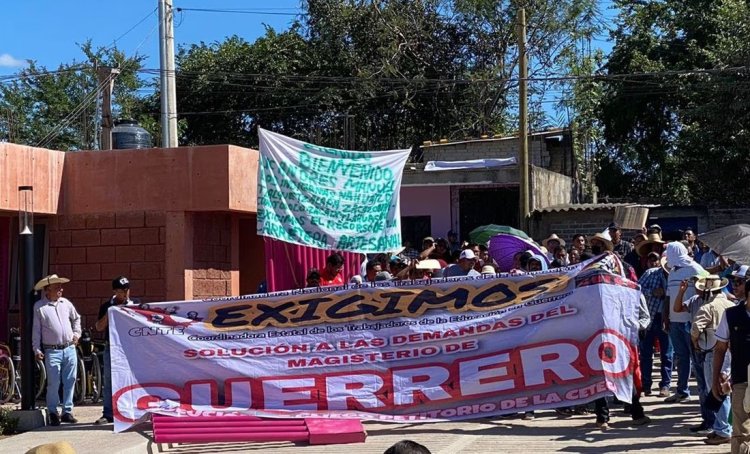 Maestros dan portazo en evento de López Obrador en Guerrero para entregar pliego petitorio