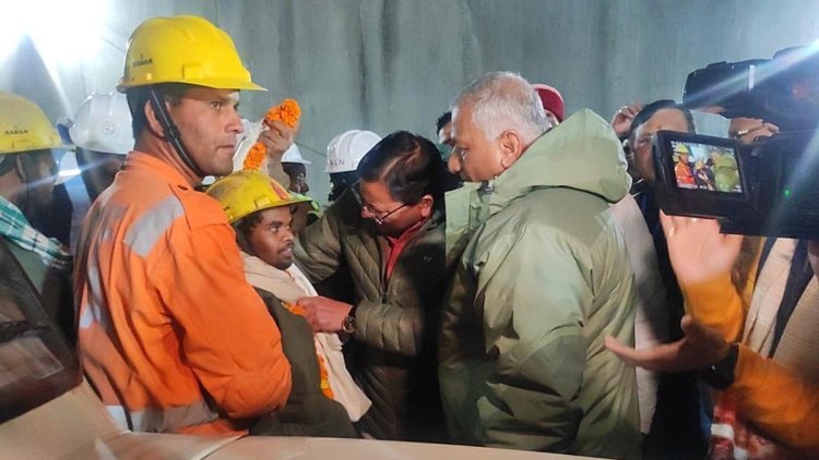 Luego de 400 horas logran rescatar a obreros atrapados al norte de la India