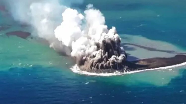 Isla que se formó tras la erupción de un volcán submarino continúan creciendo