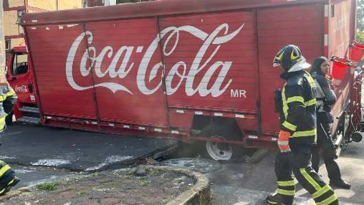 Camión de Coca Cola cae en socavón en la CDMX