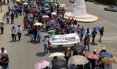 Marchan normalistas en la capital chiapaneca, exigen diálogo con el gobernador