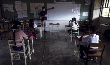 Programa de aulas digitales interactivas busca combatir el rezago educativo