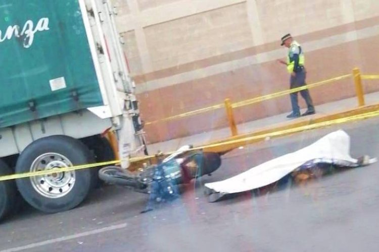 Muere motociclista al impactarse con tráiler en la México-Texcoco