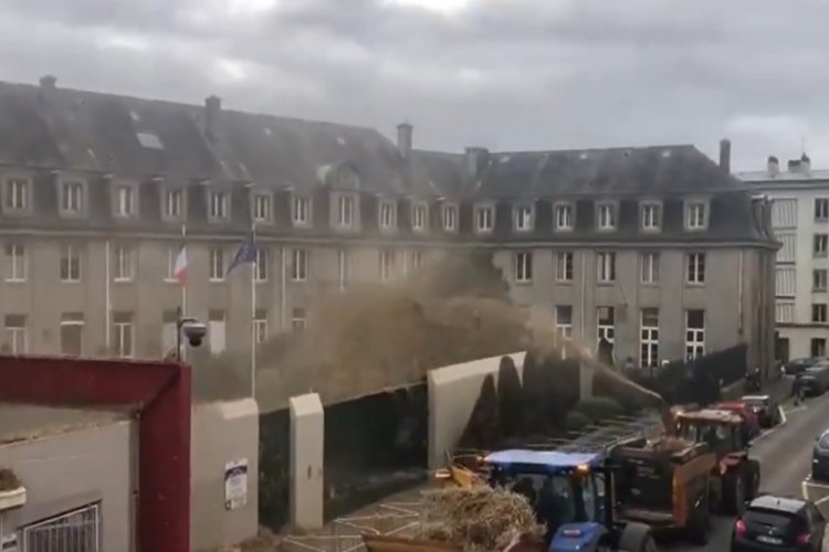 Agricultores franceses lanzan heno y estiércol a edificios de gobierno durante manifestación
