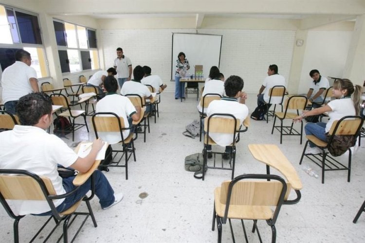 Reprocha oposición rezago educativo en México