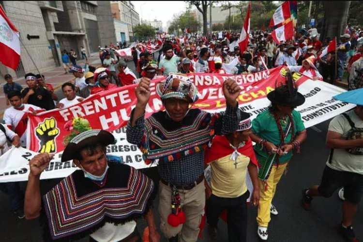 Peruanos se movilizan contra Gobierno designado de Dina Boluarte y el Congreso