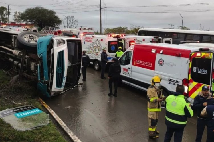Al menos 30 personas heridas deja volcadura de camión de pasajeros en León, Guanajuato