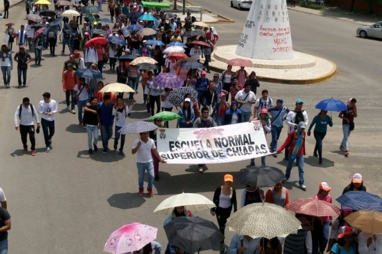Marchan normalistas en la capital chiapaneca, exigen diálogo con el gobernador