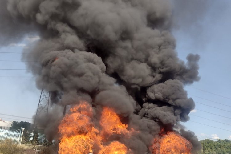 Reportan incendio en respiraderos del Río de los Remedios en Ecatepec, EDOMEX
