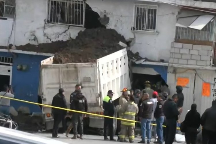 Fallecen motociclistas al ser arrollados por camión de carga en Tultitlán, EDOMEX