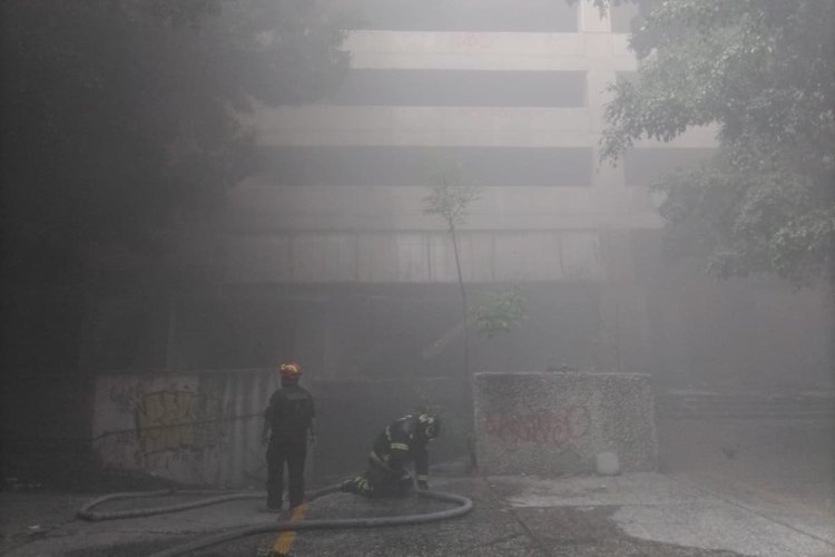 Reportan incendio de edificio del ISSSTE en Paseo de la Reforma